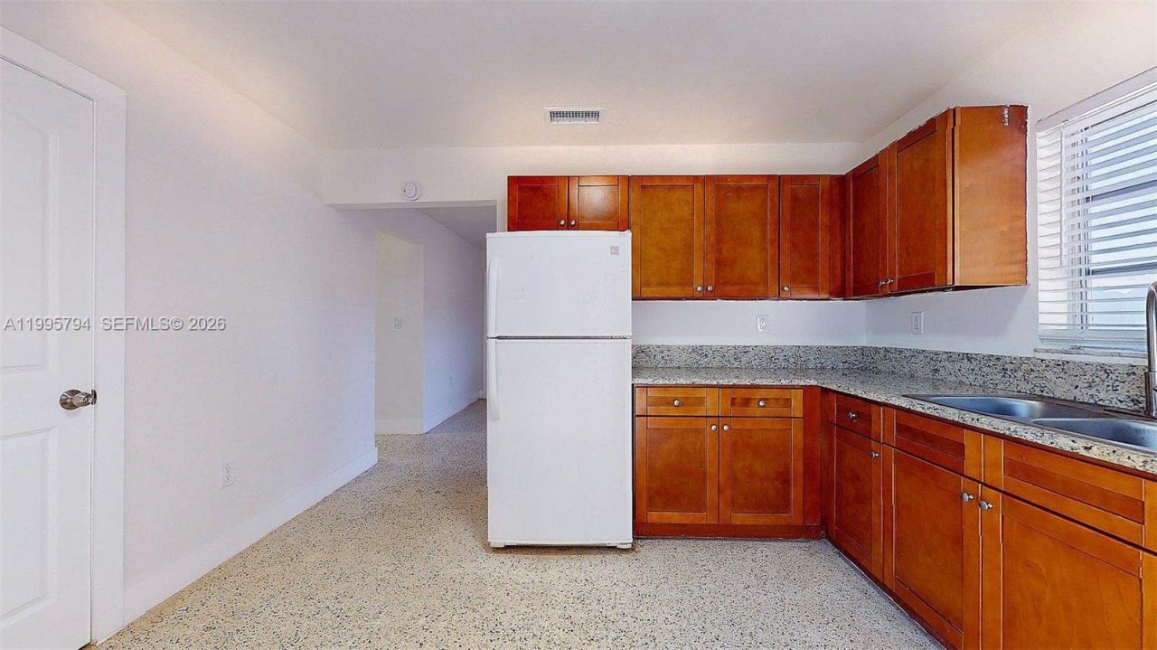 2436 NW 11th St, Unit 2436, Miami, FL 33125 Photo