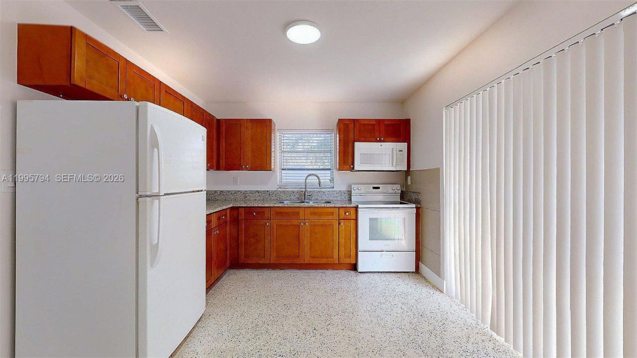 2436 NW 11th St, Unit 2436, Miami, FL 33125 Photo