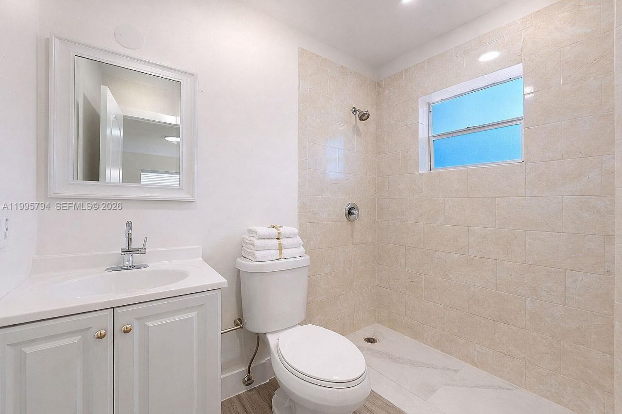 2436 NW 11th St, Unit 2436, Miami, FL 33125 Photo