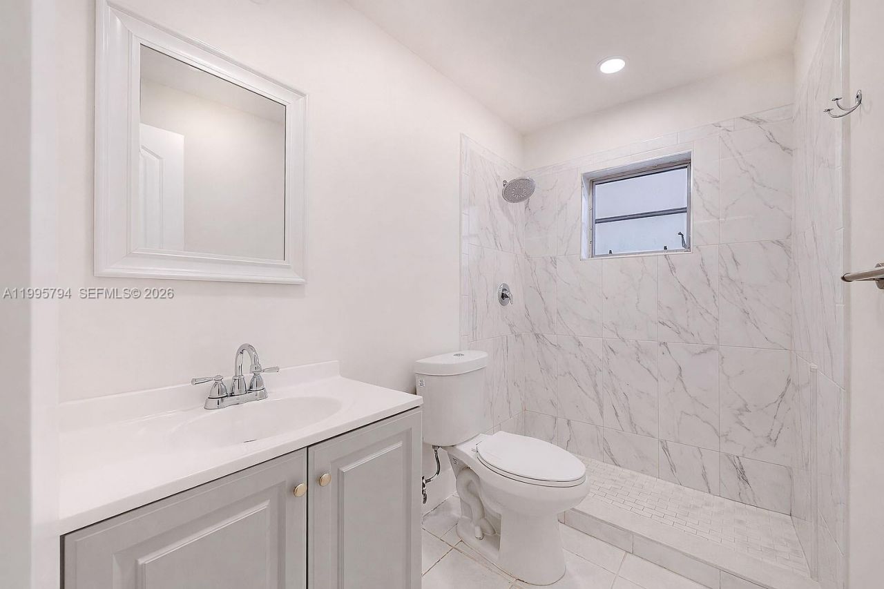 2436 NW 11th St, Unit 2436, Miami, FL 33125 Photo