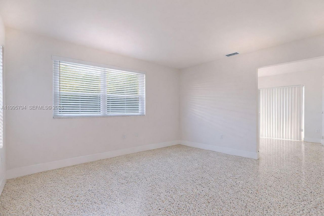 2436 NW 11th St, Unit 2436, Miami, FL 33125 Photo