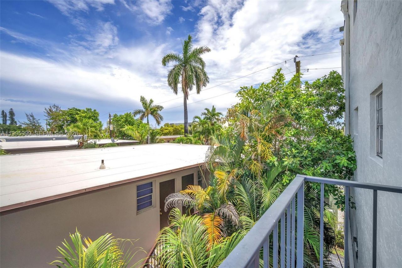 1960 Marseille Dr, Unit 304, Miami Beach, FL 33141 Photo