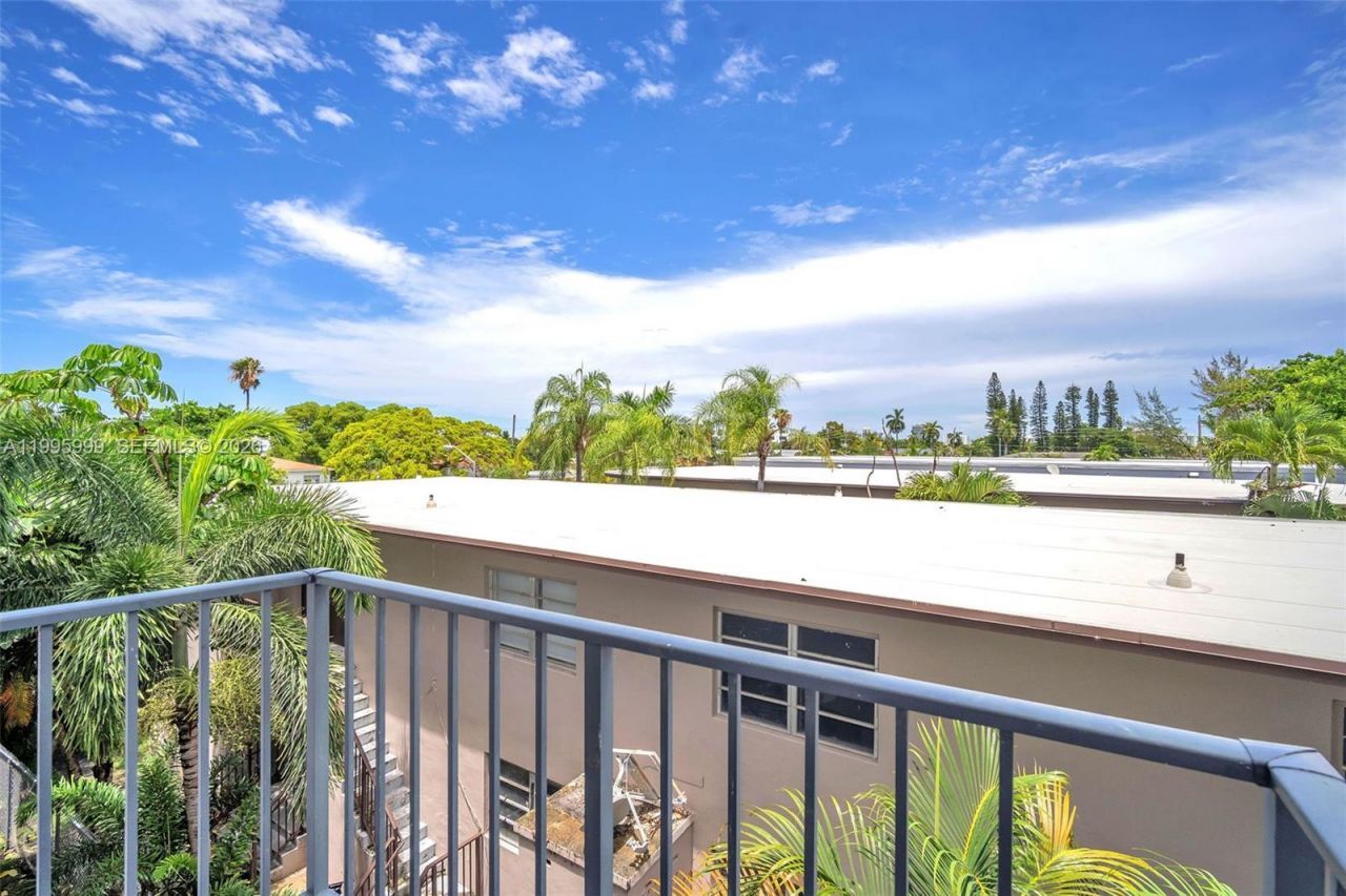 1960 Marseille Dr, Unit 304, Miami Beach, FL 33141 Photo