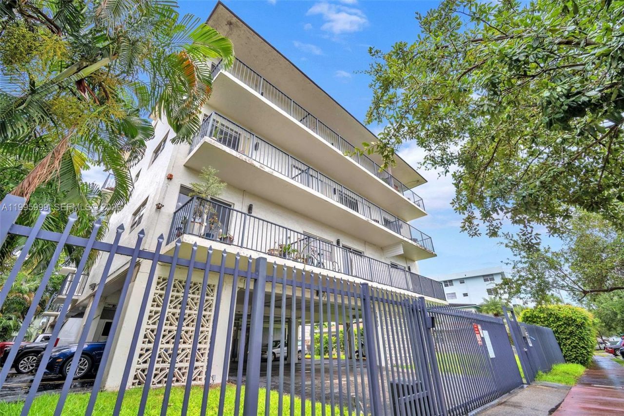 1960 Marseille Dr, Unit 304, Miami Beach, FL 33141 Photo