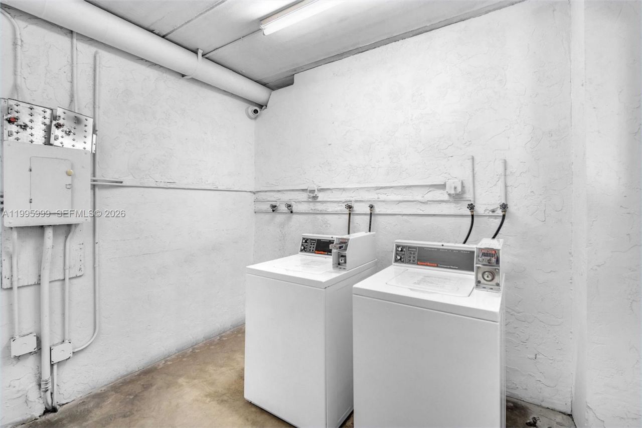 1960 Marseille Dr, Unit 304, Miami Beach, FL 33141 Photo