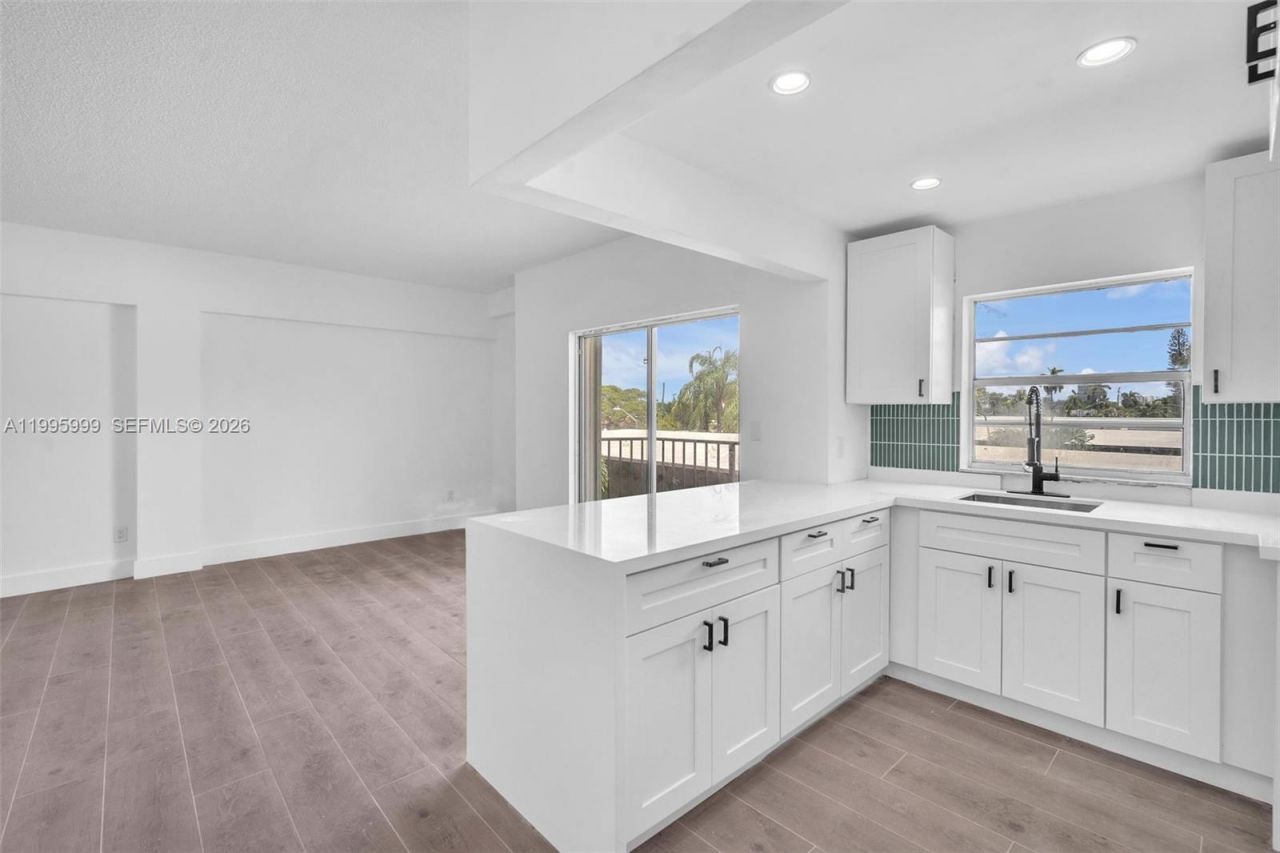 1960 Marseille Dr, Unit 304, Miami Beach, FL 33141 Photo