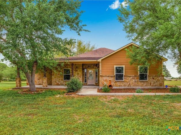 204 James Street , Inez, TX 77968