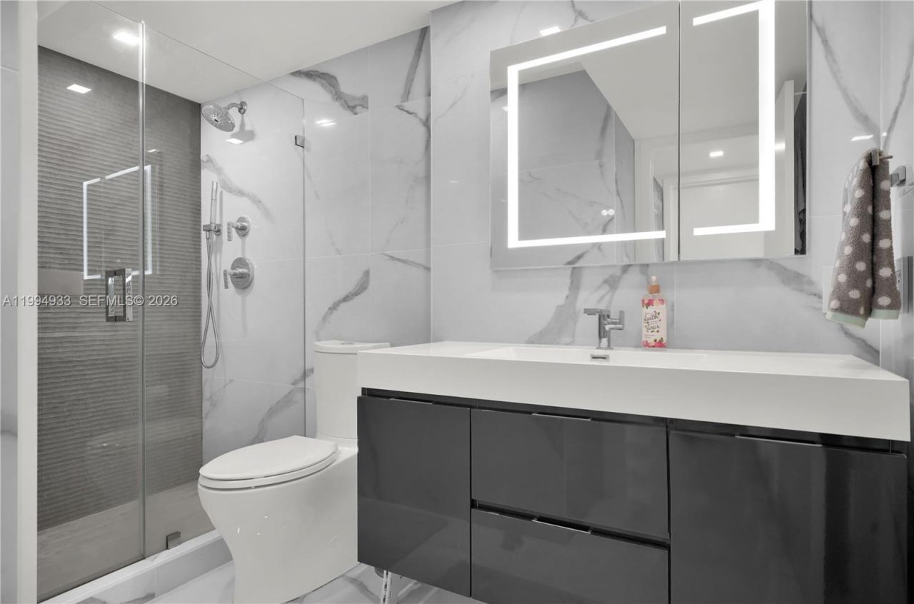 2655 Collins Ave, Unit 1911, Miami Beach, FL 33140 Photo