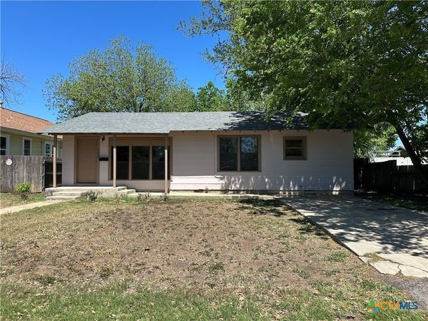 726 E Humphreys Street , Seguin, TX 78155
