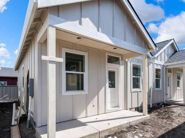 208 Gangnes Drive, Talent, OR 97540