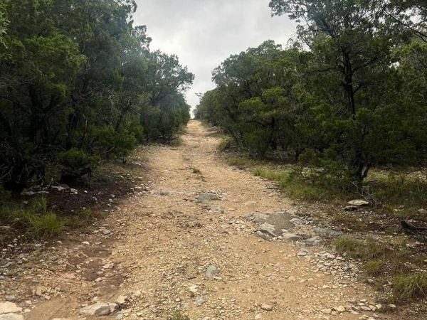 13 E 27th St, Lakehills, TX 78063