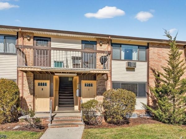 810 Cricket Ln, Woodbridge, NJ 07095