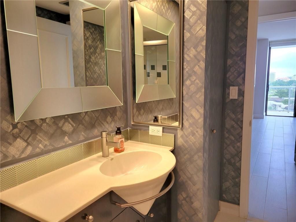 20281 E Country Club Drive E, Unit 503, Aventura, FL 33180 Photo