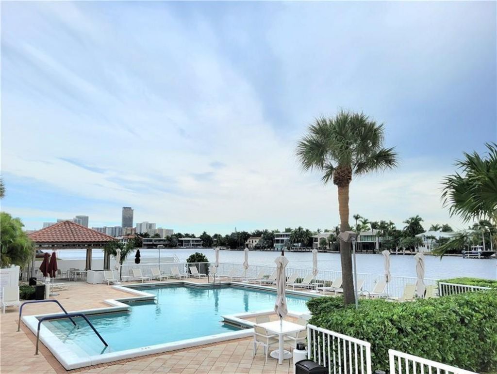 20281 E Country Club Drive E, Unit 503, Aventura, FL 33180 Photo