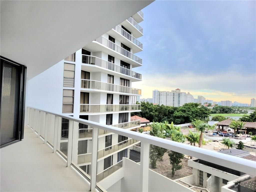 20281 E Country Club Drive E, Unit 503, Aventura, FL 33180 Photo