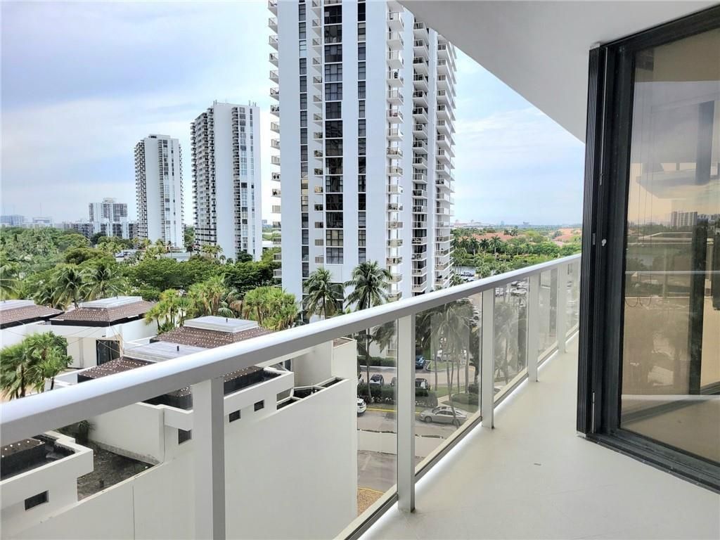 20281 E Country Club Drive E, Unit 503, Aventura, FL 33180 Photo