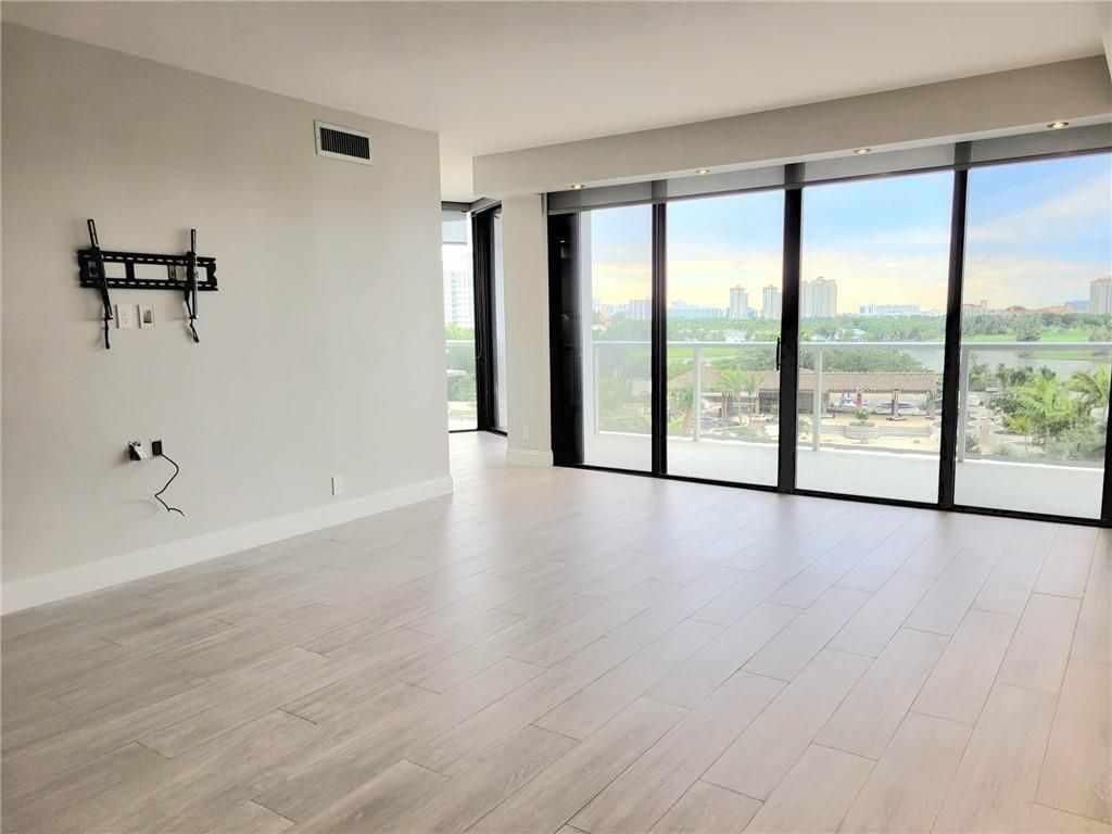 20281 E Country Club Drive E, Unit 503, Aventura, FL 33180 Photo