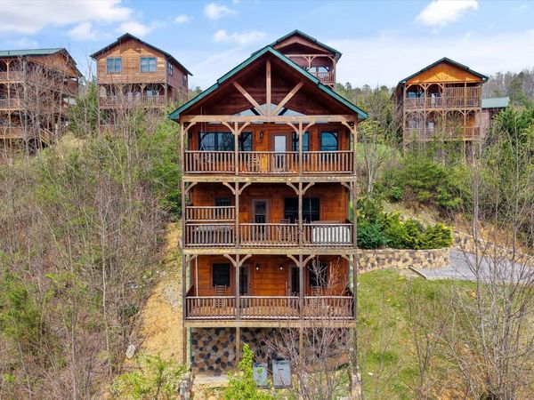 655 Gatlinburg Falls Way, Gatlinburg, TN 37738