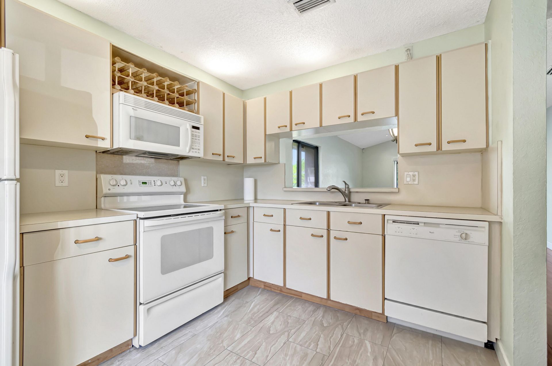 351 Club Circle, Unit 207, Boca Raton, FL 33487 Photo