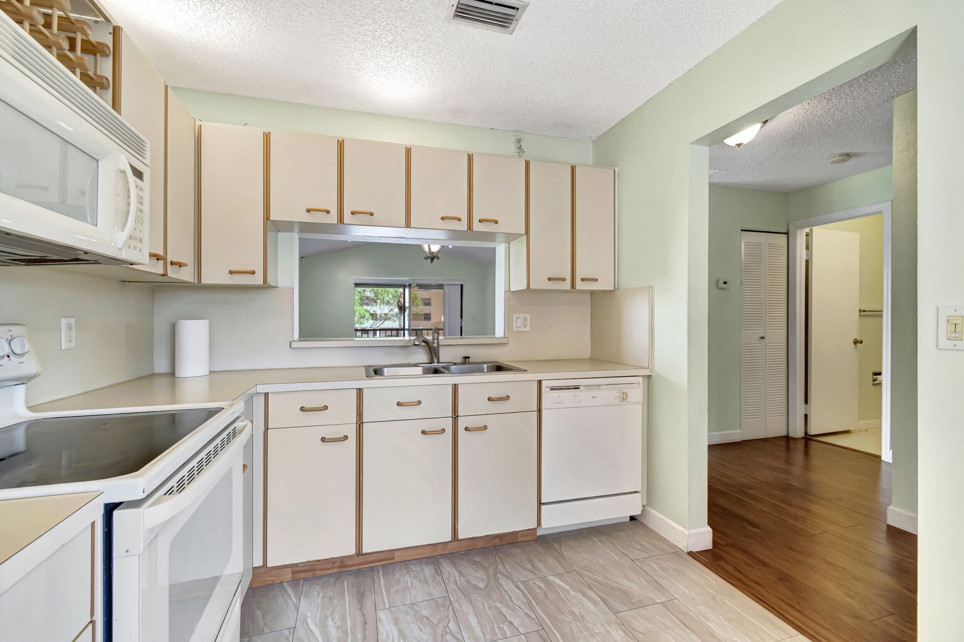 351 Club Circle, Unit 207, Boca Raton, FL 33487 Photo