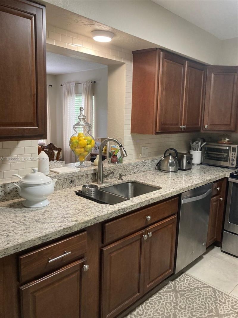 7008 NW 95th Ter, Tamarac, FL 33321 Photo