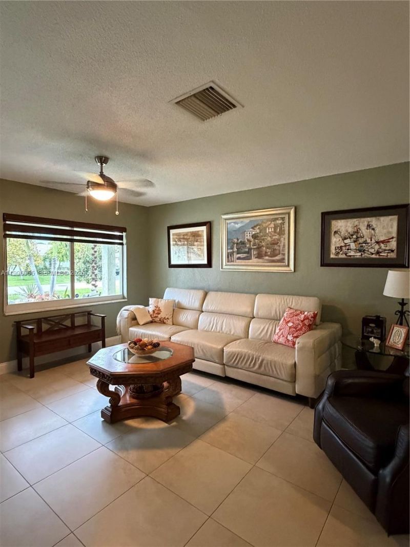 7008 NW 95th Ter, Tamarac, FL 33321 Photo