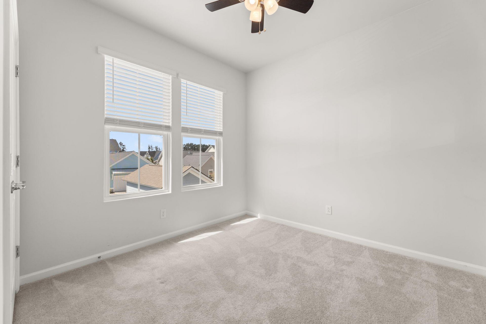 579 Blueway Avenue Photo 17