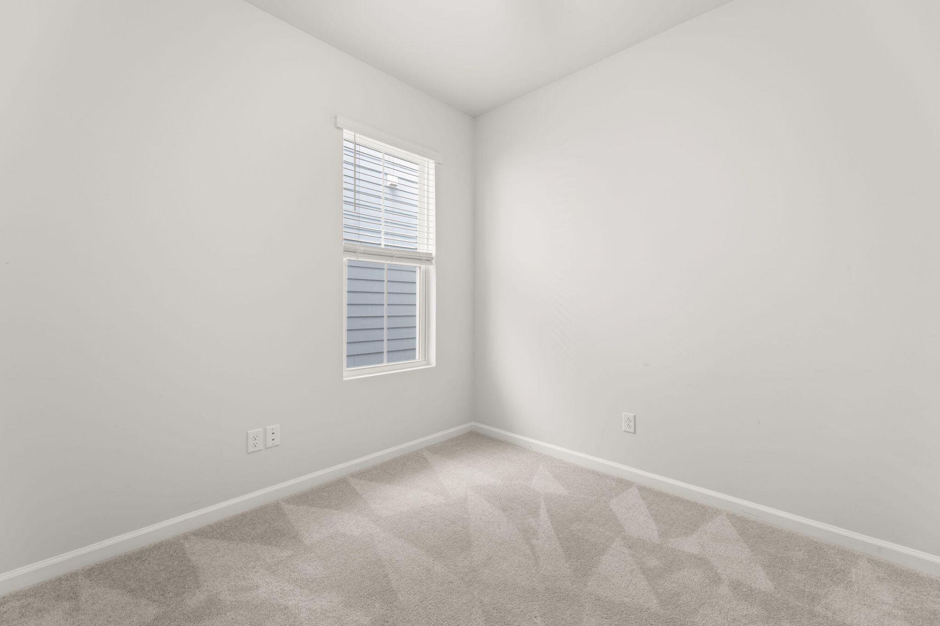 579 Blueway Avenue Photo 20