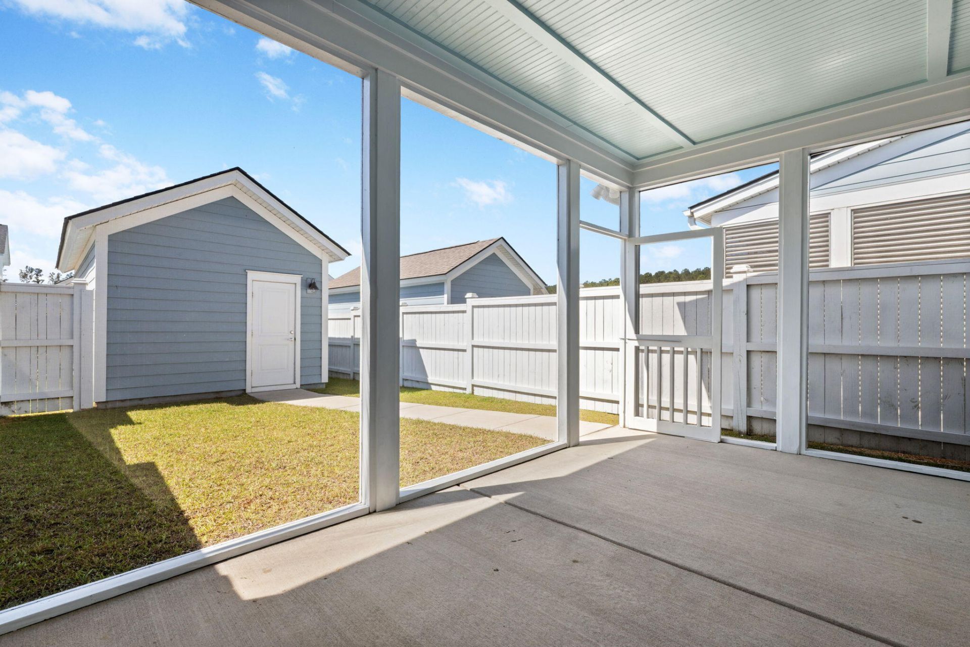 579 Blueway Avenue Photo 22