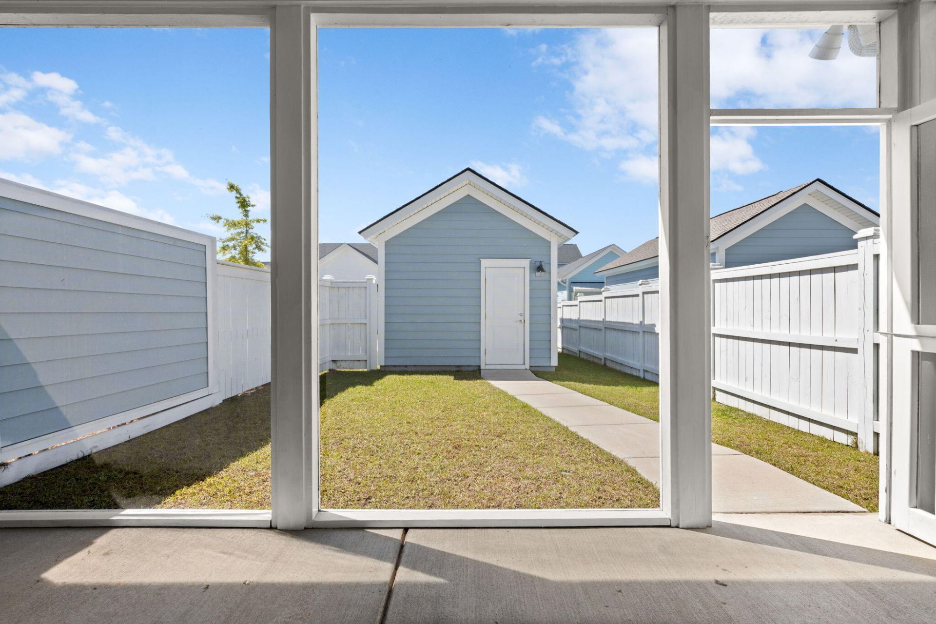 579 Blueway Avenue Photo 23