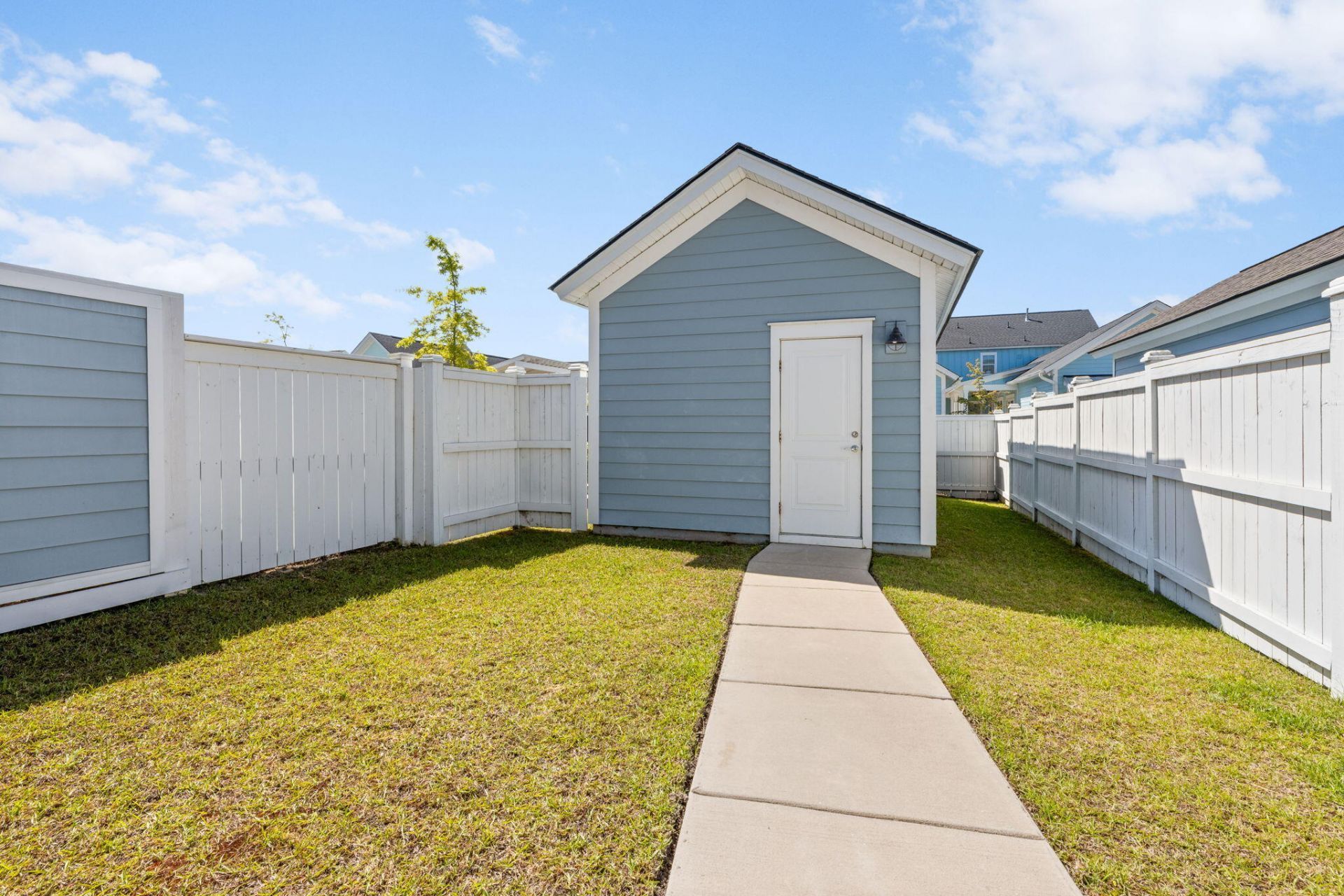 579 Blueway Avenue Photo 24