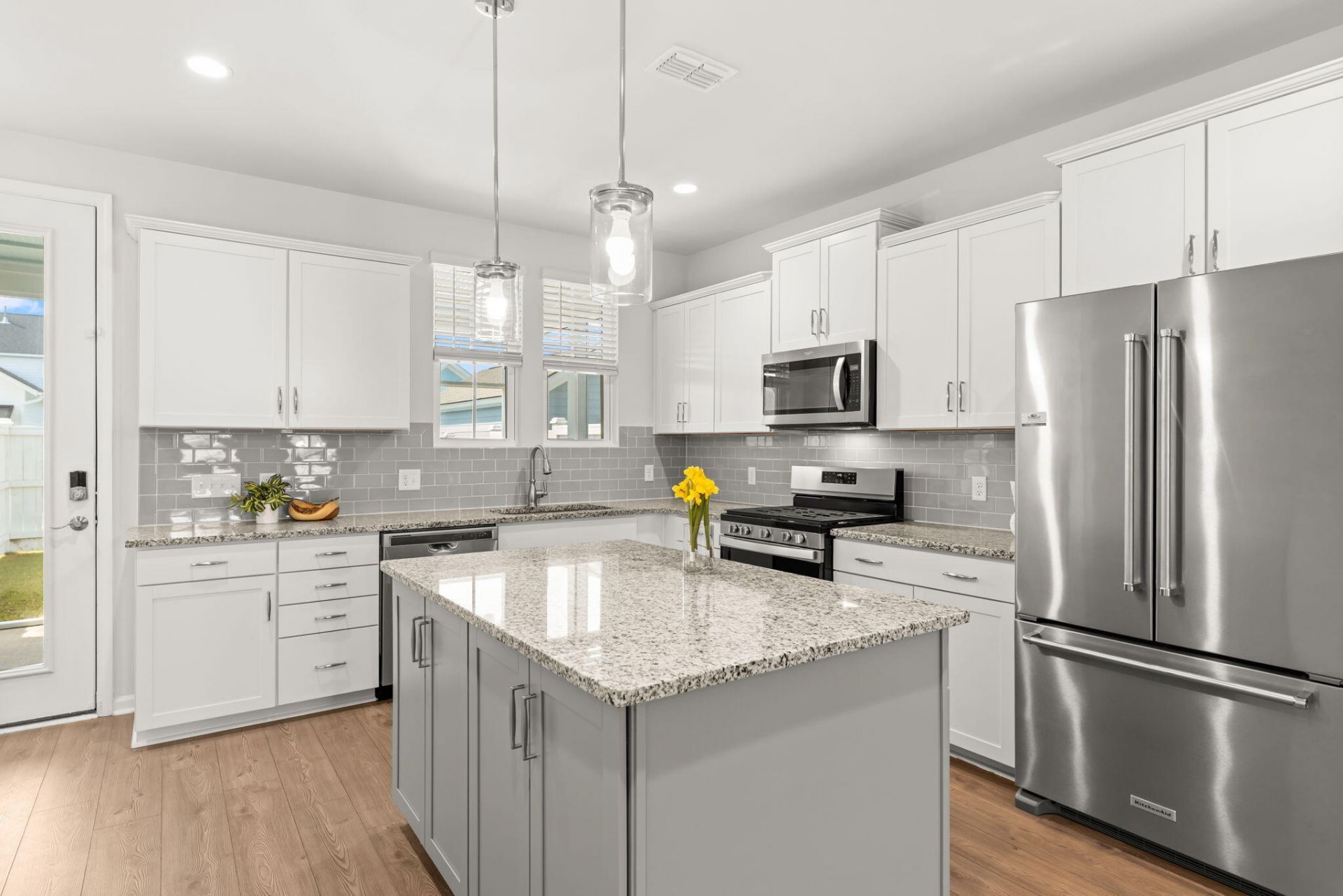 579 Blueway Avenue Photo 4