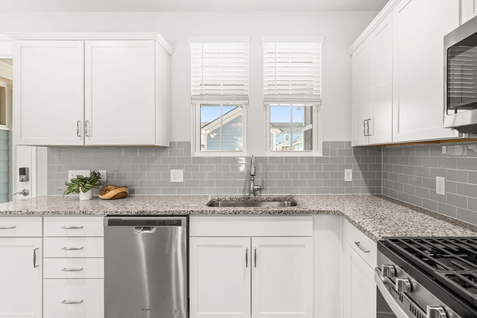 579 Blueway Avenue Photo 7