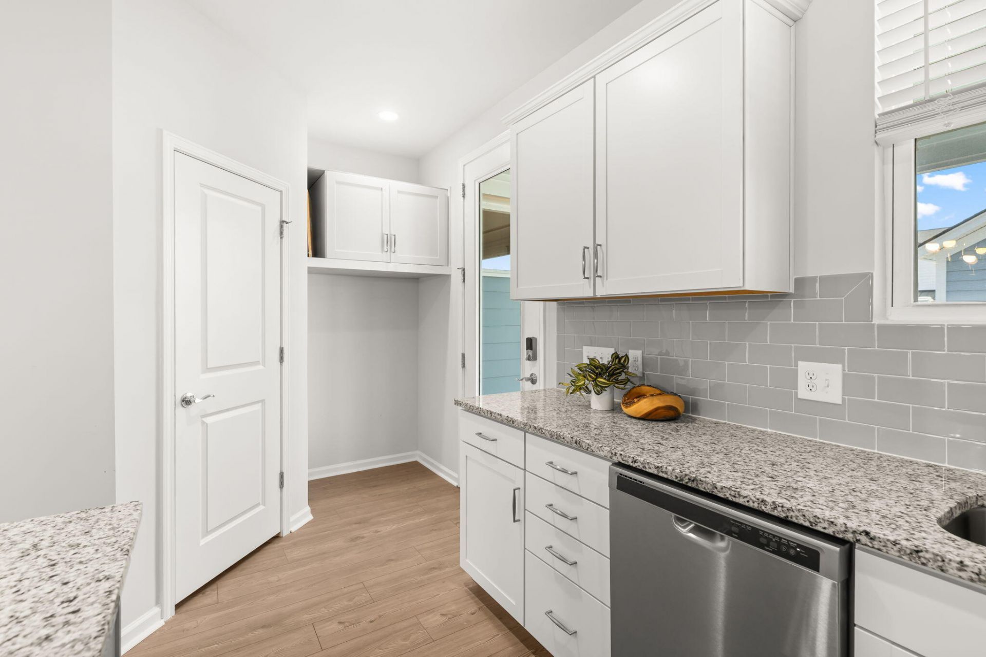 579 Blueway Avenue Photo 8