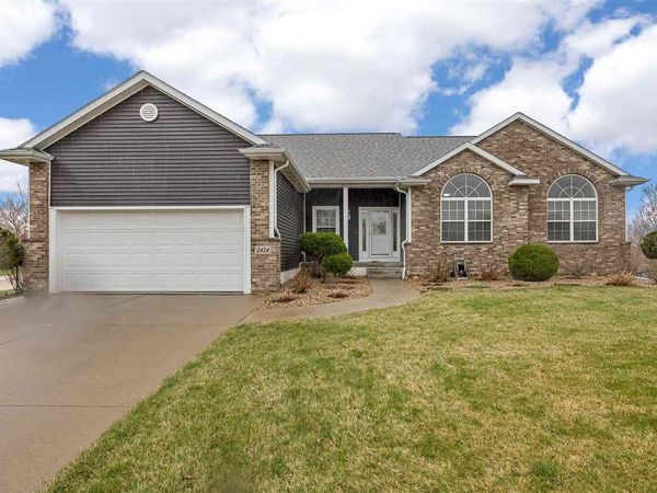 2424 Radcliffe Dr SW, Cedar Falls, IA 52404