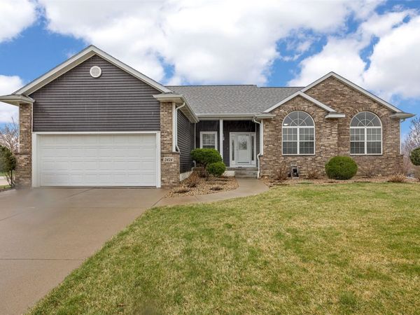 2424 Radcliffe Drive SW, Cedar Rapids, IA 52404