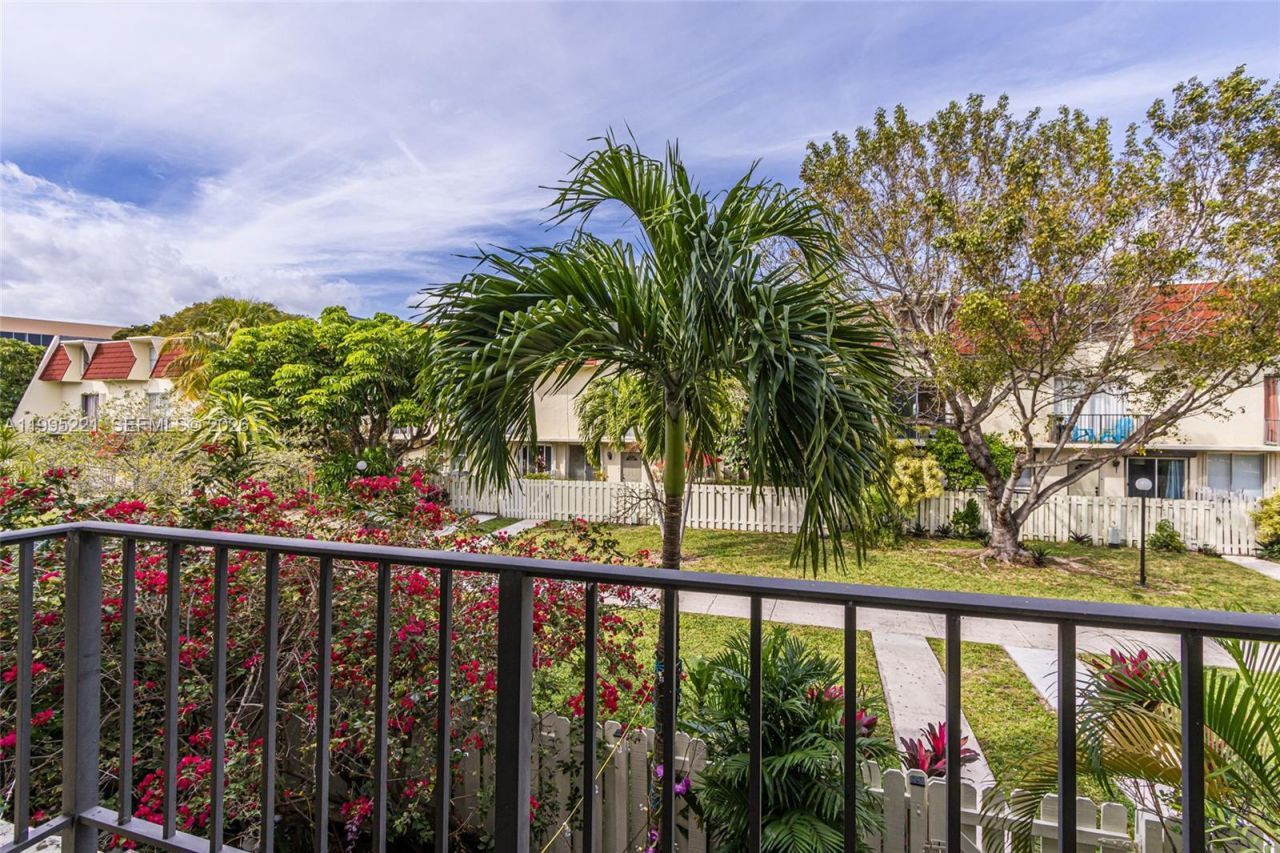 1651 NE 115th St, Unit 28C, Miami, FL 33181 Photo