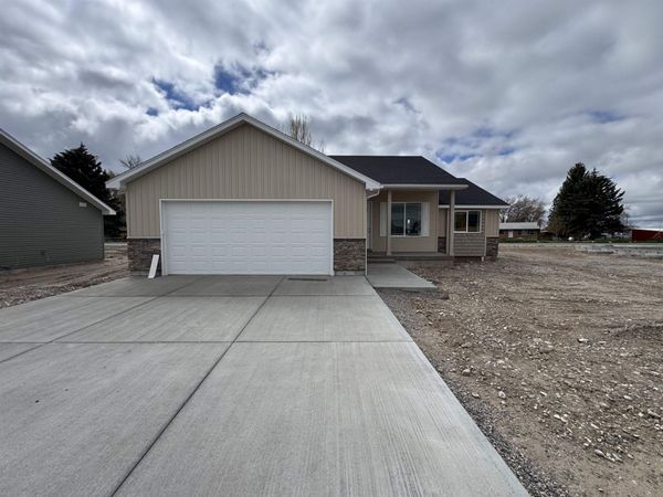 390 Wind River Dr, Shelley, ID 83274