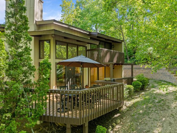 840 Woodland Ct, Unit EE-1, Fontana, WI 53125