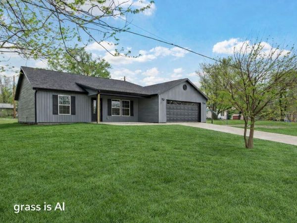 215 W Cofield Street, Aurora, MO 65605