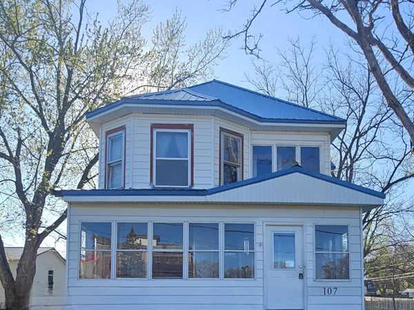 107 NW 3rd Ave , Independence, IA 50644