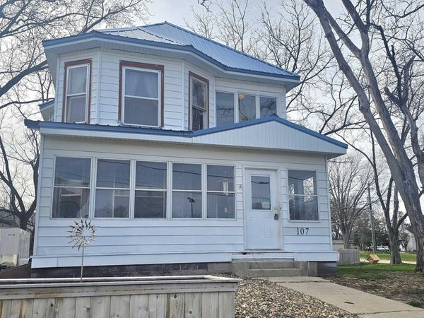 107 NW 3rd Ave , Independence, IA 50644