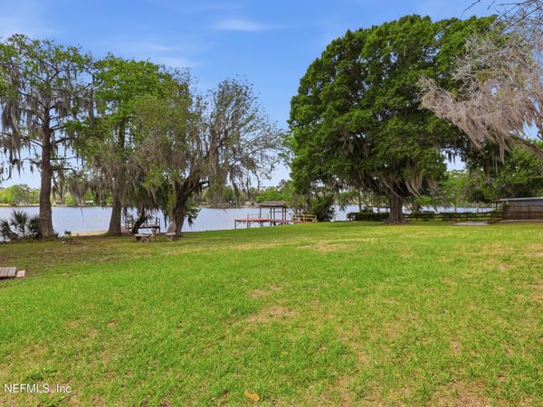 125 TWIN LAKE GROVE Drive, Interlachen, FL 32148