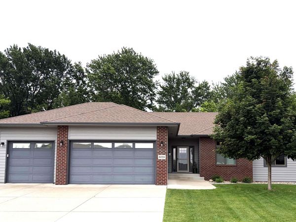 5725 E Meadow Oak Cir, Sioux Falls, SD 57110