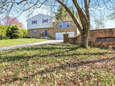 100 HEMLOCK LANE, ETTERS, PA 17319