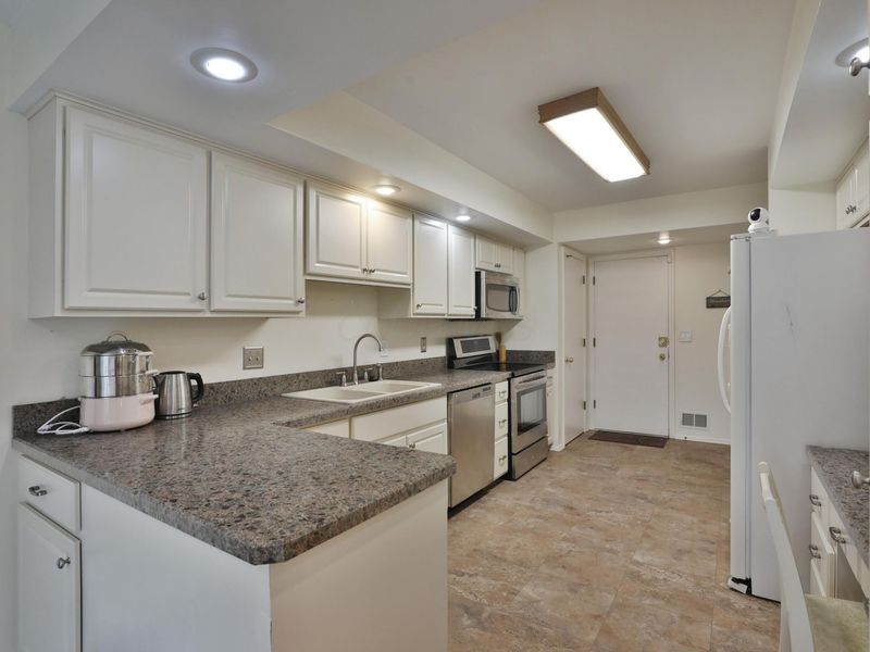 2095 Willowick Drive, Unit C, Columbus, OH 43229 Photo 18