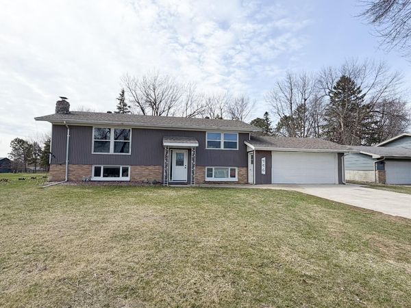 746 W Shore Drive, Worthington, MN 56187