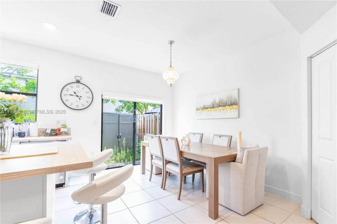 817 NE 211th St, Miami, FL 33179 Photo