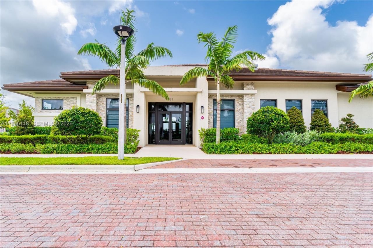 817 NE 211th St, Miami, FL 33179 Photo