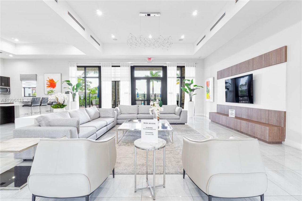 817 NE 211th St, Miami, FL 33179 Photo